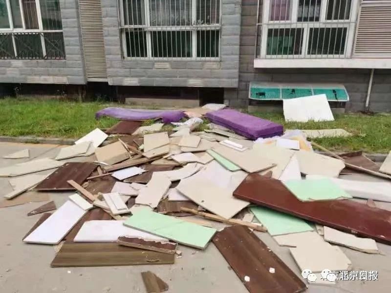 为图省事，，，，，从4楼扔两小时修建垃圾！警方：刑拘_888集团