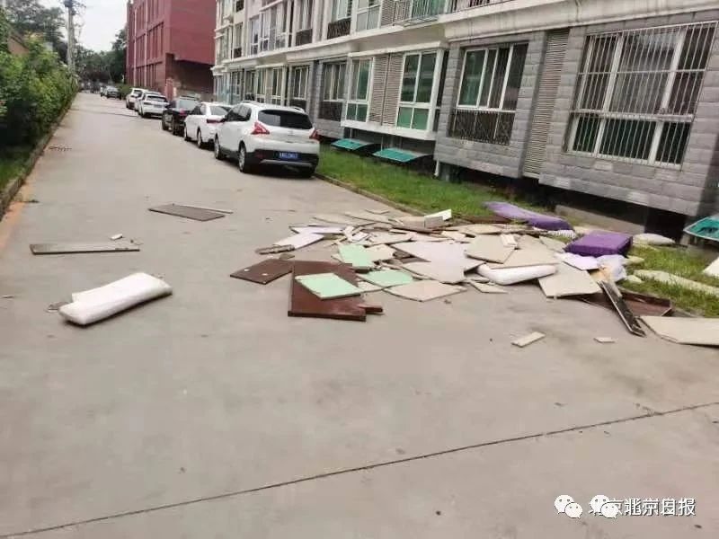 为图省事，，，，，从4楼扔两小时修建垃圾！警方：刑拘_888集团